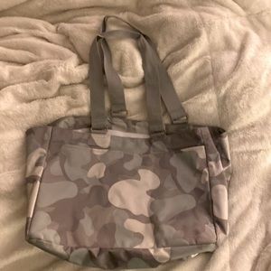Thirty one camo polyester tote